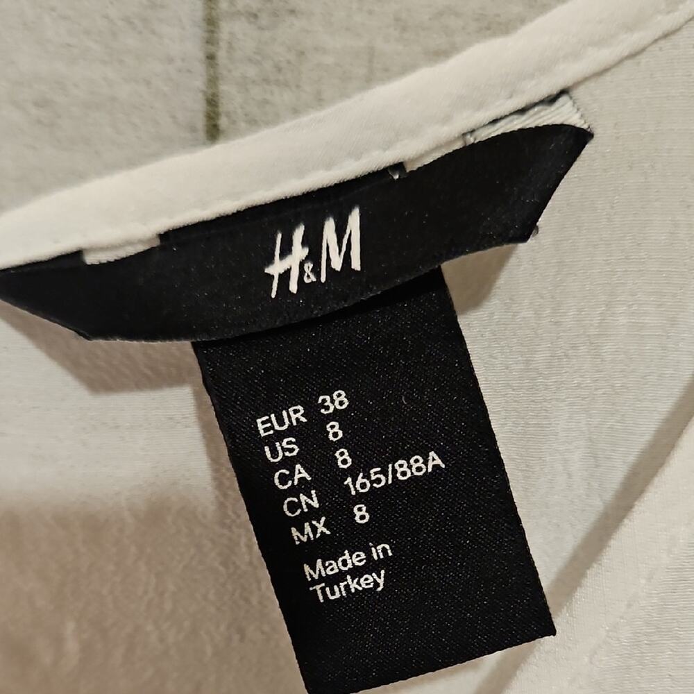 H&M White Sleeveless Peplum Blouse with Buttoned Detail - Picture 2 of 4